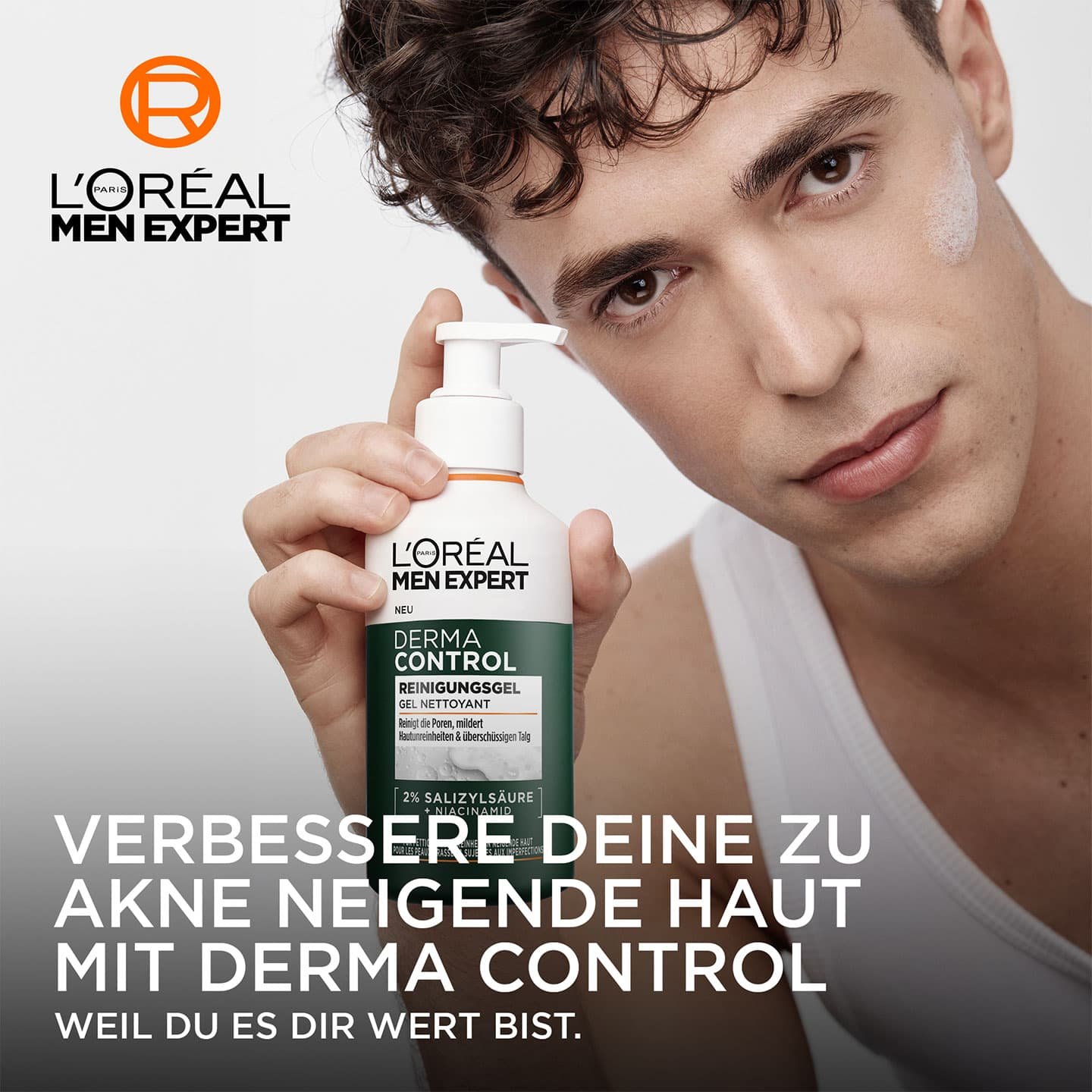 Ein Mann hält das L'Oréal Paris Renigungsgel in den Händen und davon bereits einen Klecks auf seiner linken Wange.